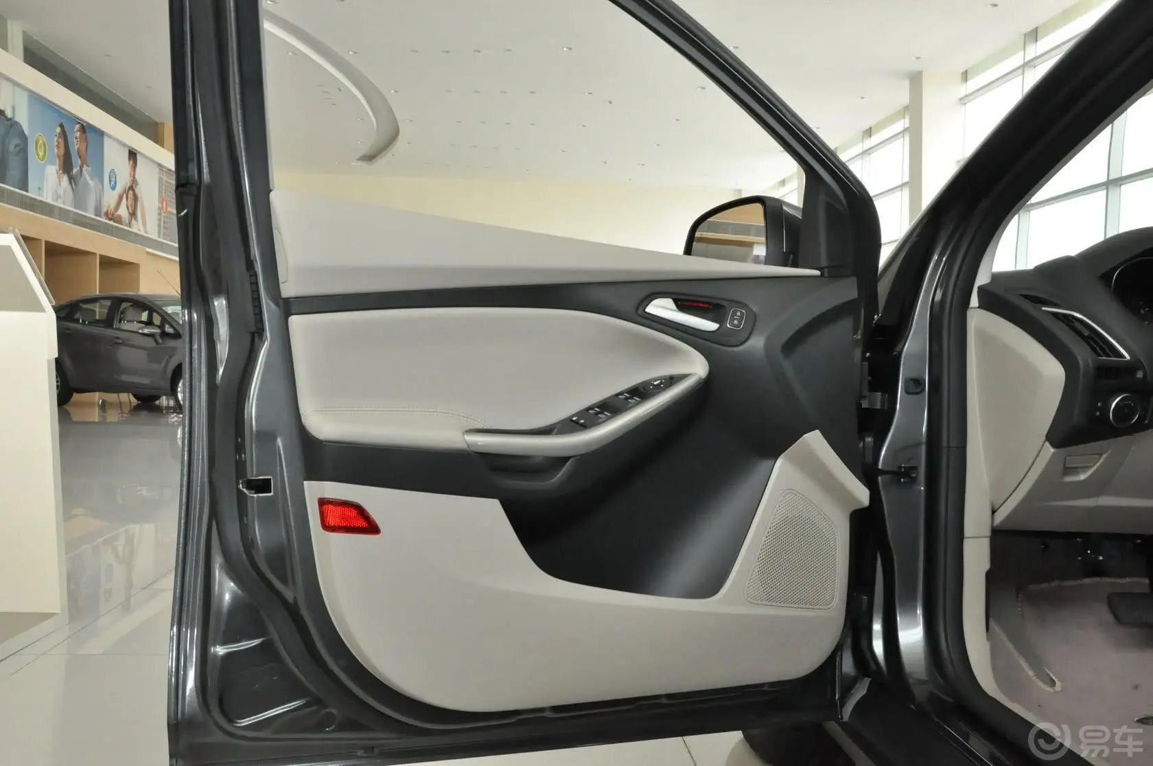 福克斯三厢 Ecoboost180 自动旗舰型驾驶员侧车门内门板