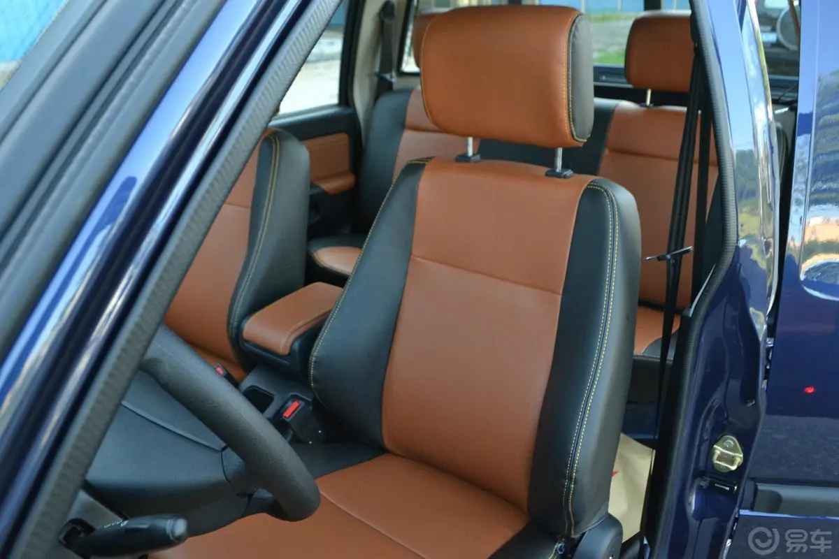 宝典PLUS 2.9T 手动 两驱 豪华版 柴油 国IV驾驶员座椅