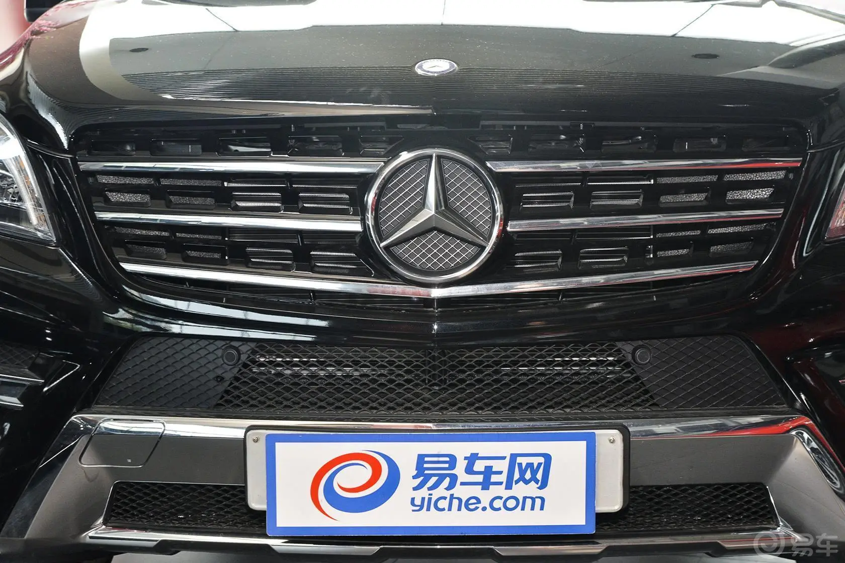 奔驰M级ML400 4MATIC 动感型前格栅侧俯拍