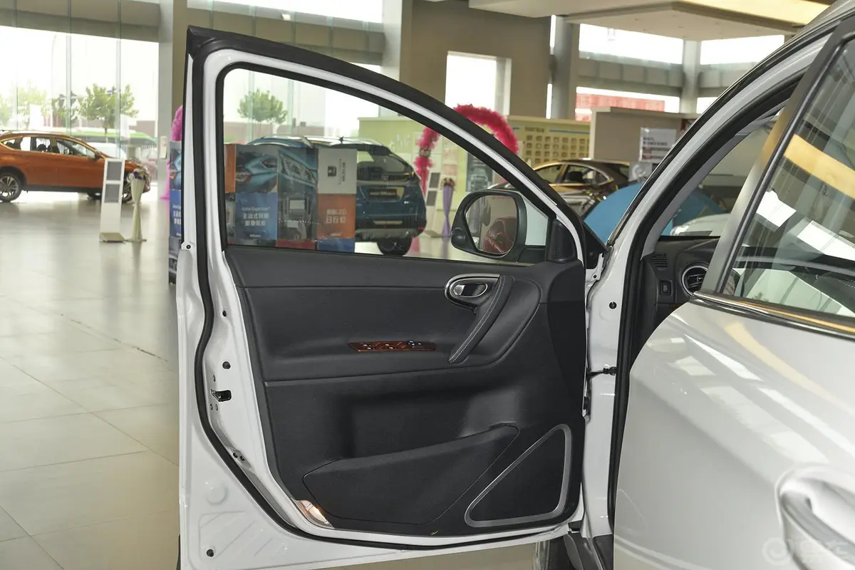 大7 SUV2.2T 自动 两驱 智慧型驾驶员侧车门内门板