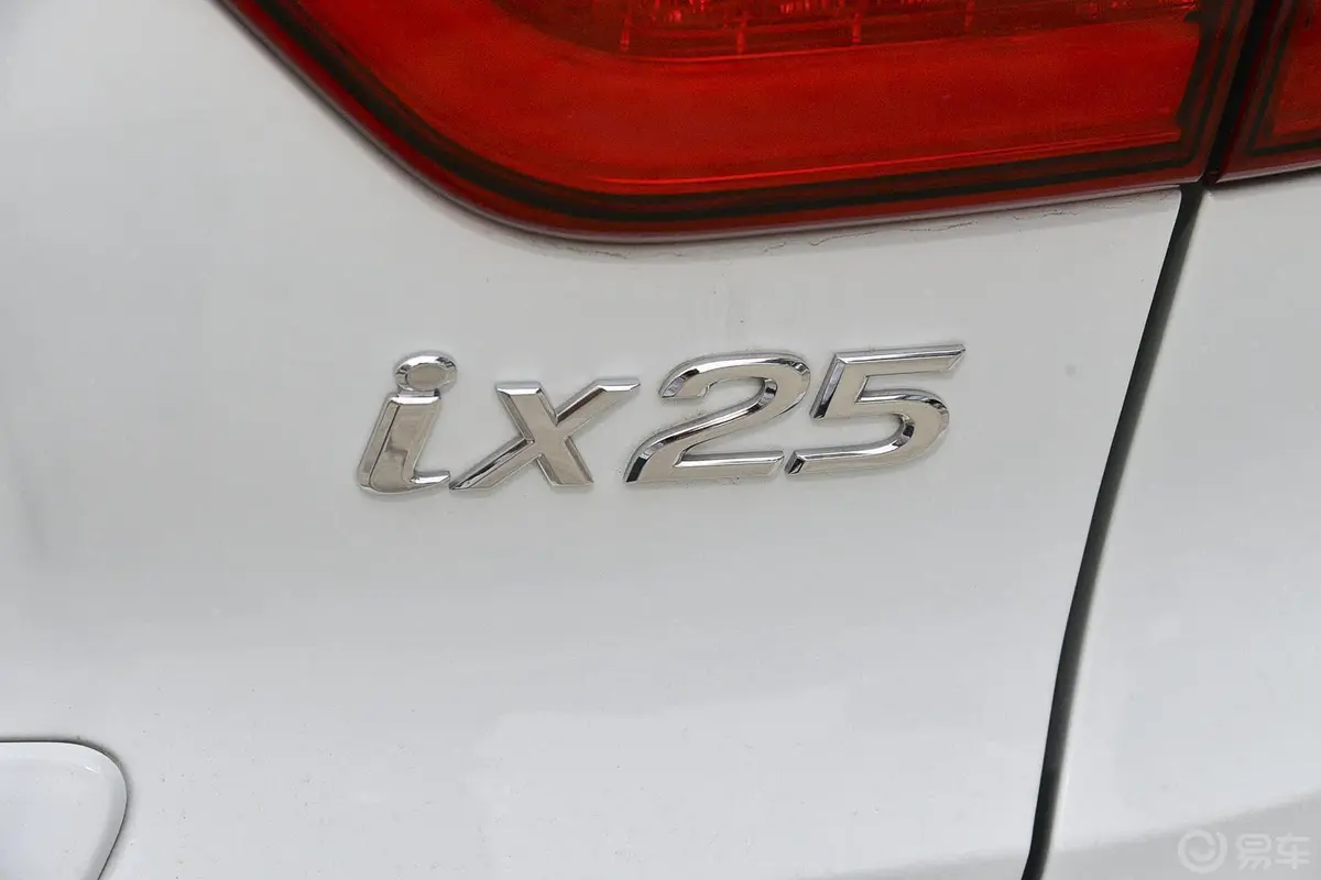 现代ix252.0L DLX AT 自动四驱尊贵型尾标