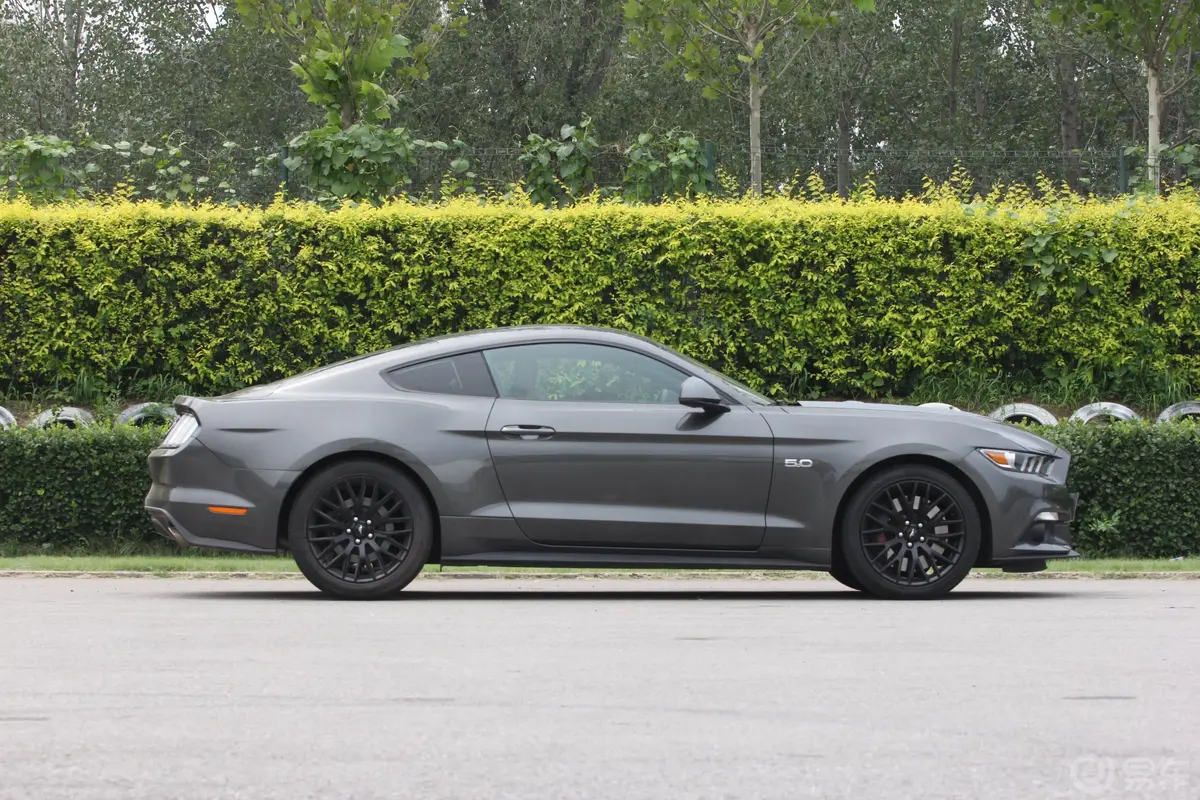 Mustang5.0L GT 手自一体 性能版正侧车头向右水平
