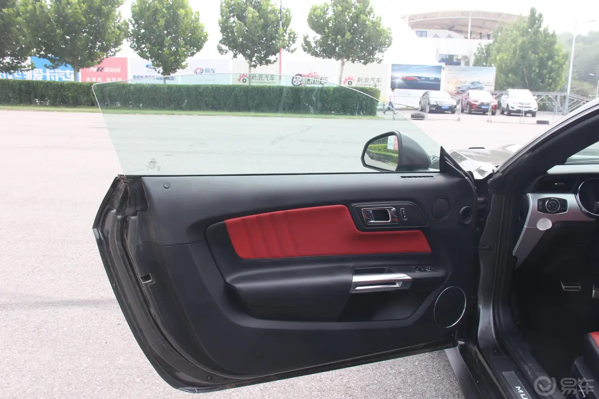 Mustang5.0L GT 手自一体 性能版驾驶员侧车门内门板
