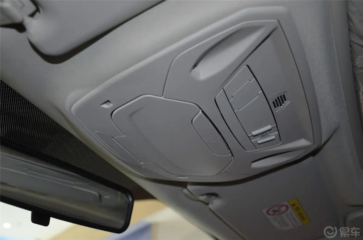 福克斯三厢 1.6L 自动风尚型前排车顶中央控制区
