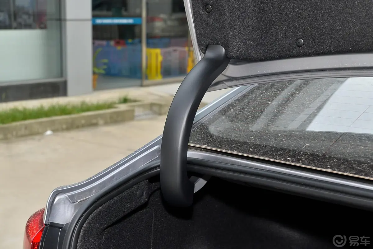 索纳塔1.6T 自动 DLX 尊贵型+娱乐包行李厢支撑杆