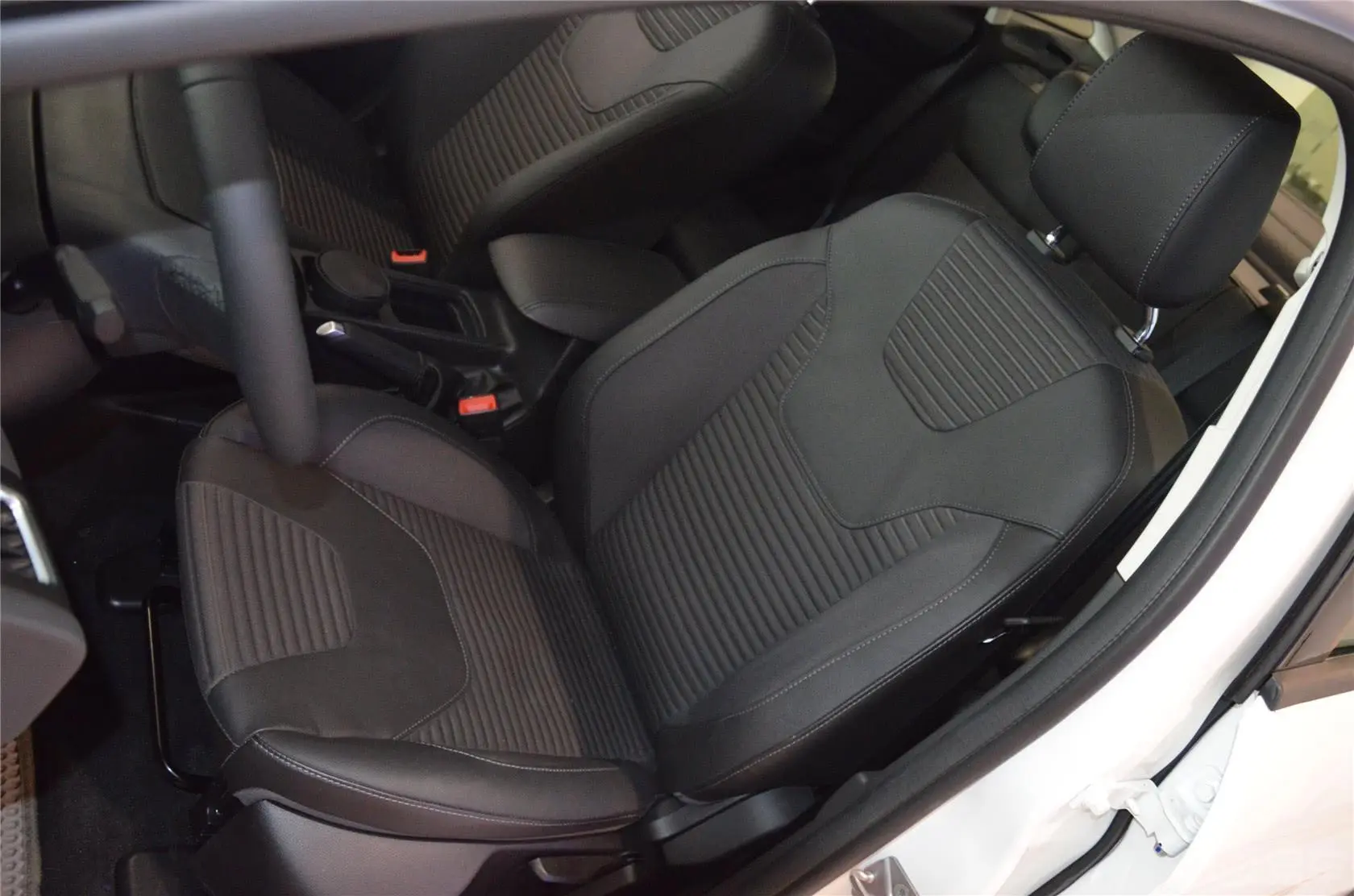 福克斯三厢 1.6L 自动风尚型驾驶员座椅