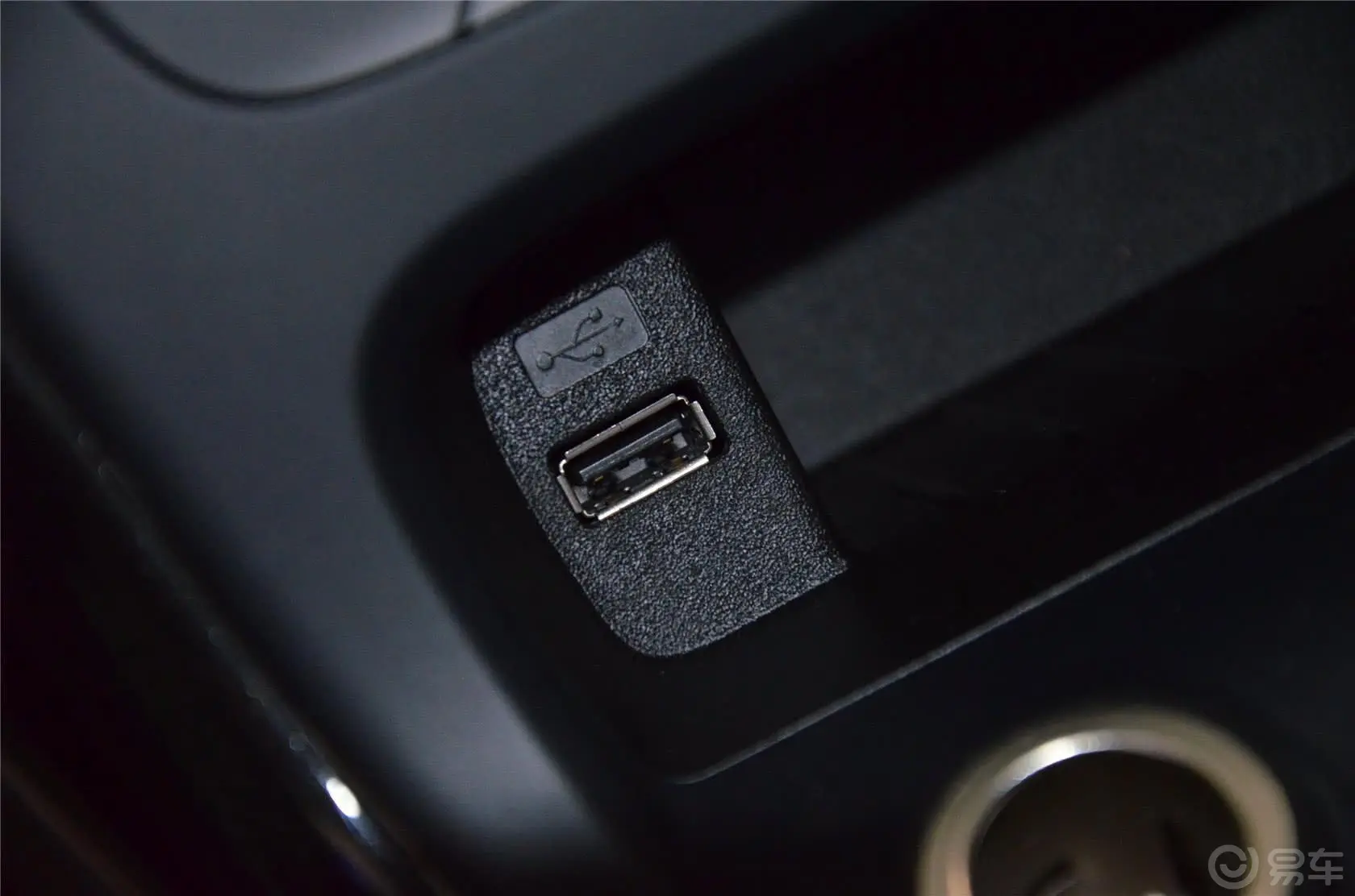 福克斯三厢 1.6L 自动风尚型USB接口