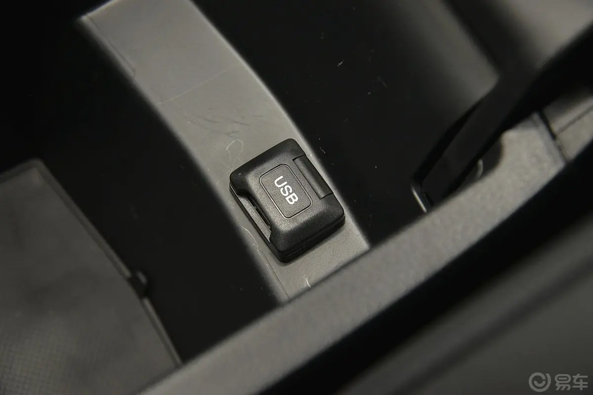 杰德1.8L CVT 豪华型（五座）USB接口