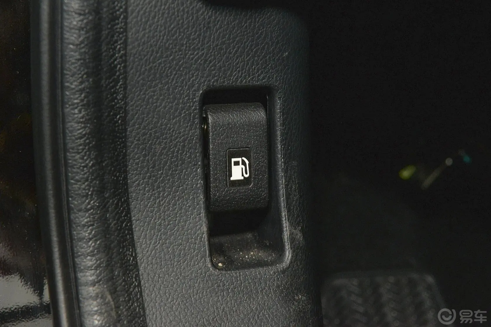 哈弗H6升级版 1.5T 手动 两驱 尊贵型车内控油箱开关