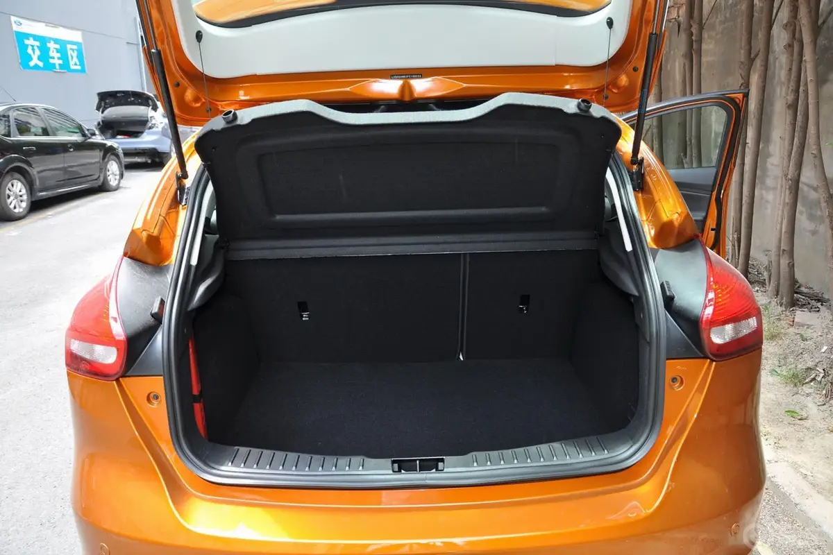 福克斯两厢 1.6L 手动风尚型行李箱空间