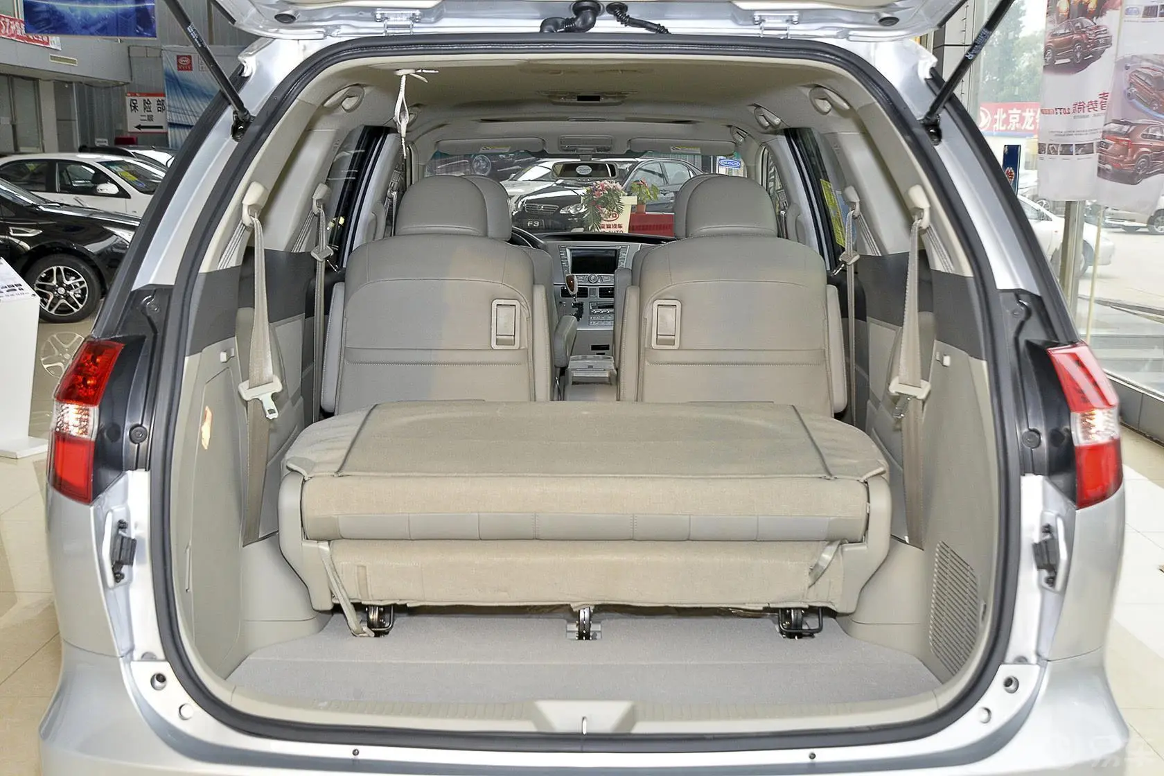 比亚迪M62.4L 双离合尊贵版行李箱空间（后排全放倒）