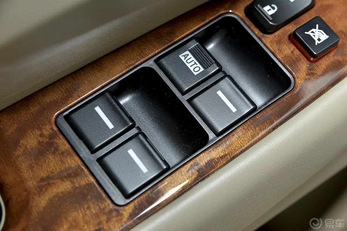 比亚迪M62.4L 双离合尊贵版车窗升降键