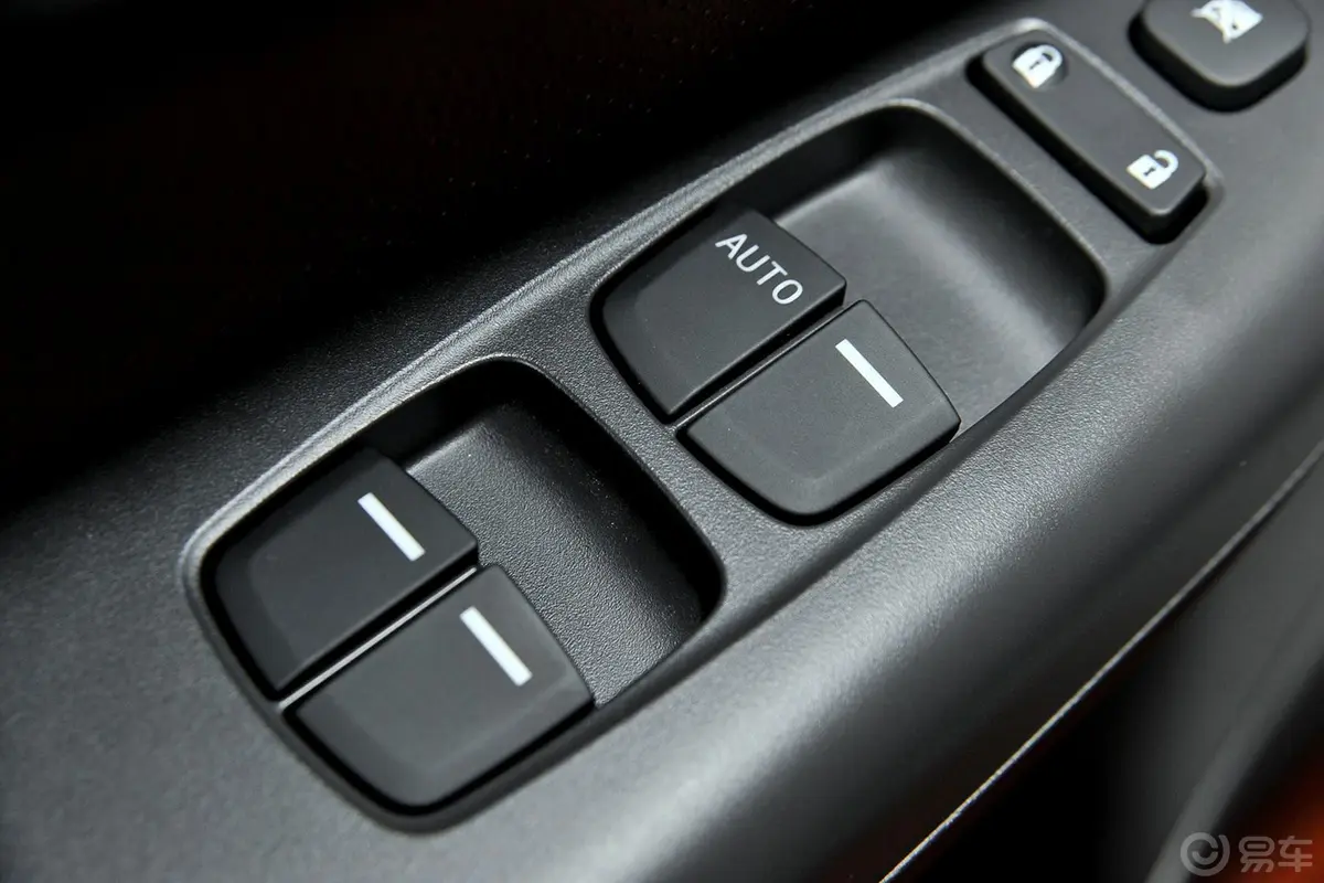 比亚迪S71.5T 手动 豪华型 7座 升级版车窗升降键