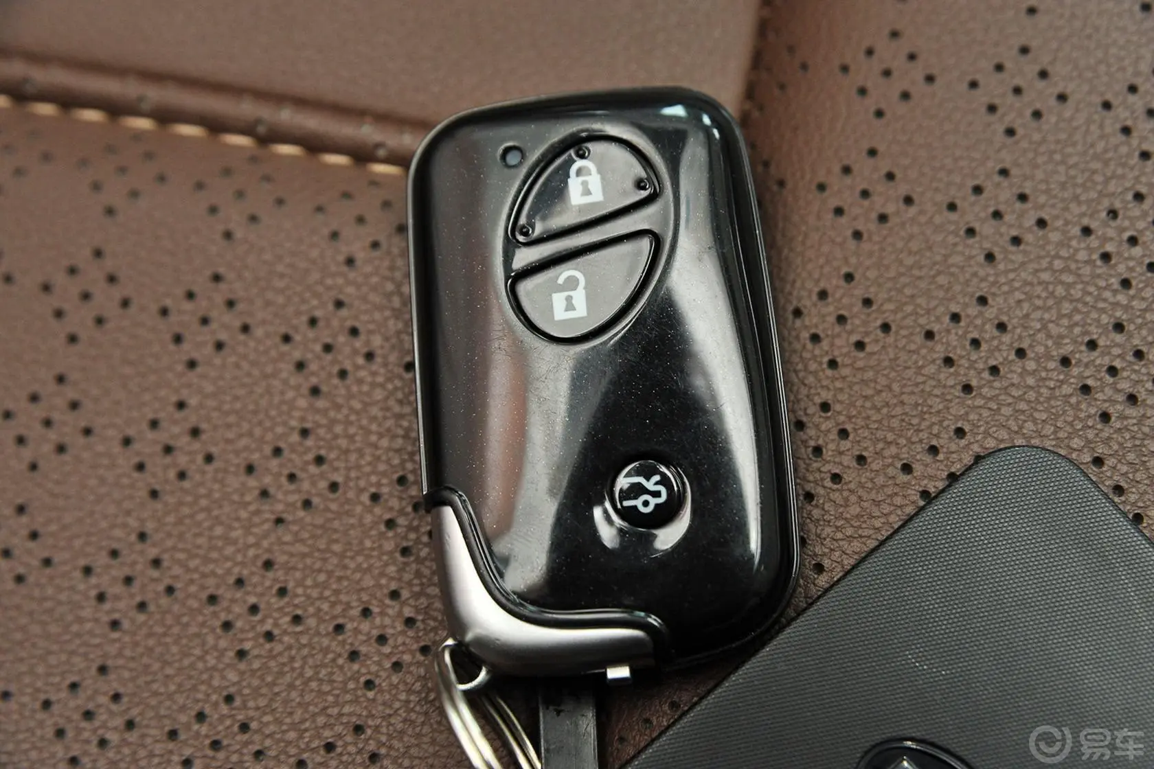 比亚迪S71.5T 手动 豪华型 7座 升级版钥匙（背面，按键）