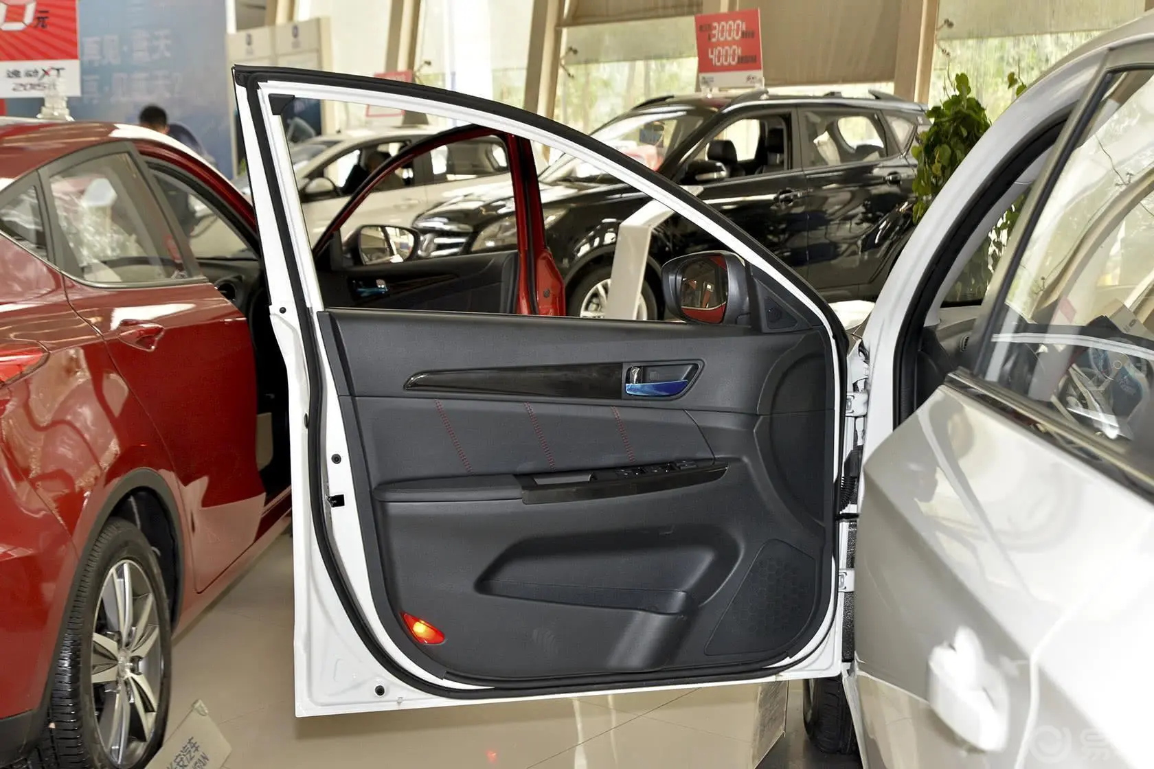 逸动EV纯电动 尊贵型驾驶员侧车门内门板