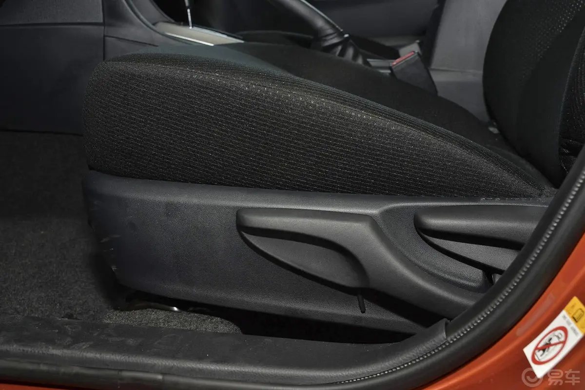 雷凌1.6G CVT 橙色限量版座椅调节键