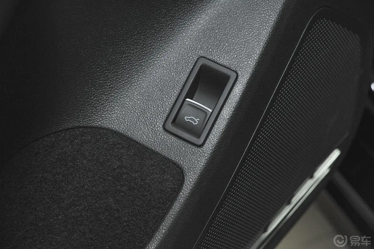 速腾1.6L 手自一体 舒适型车内行李箱开启键