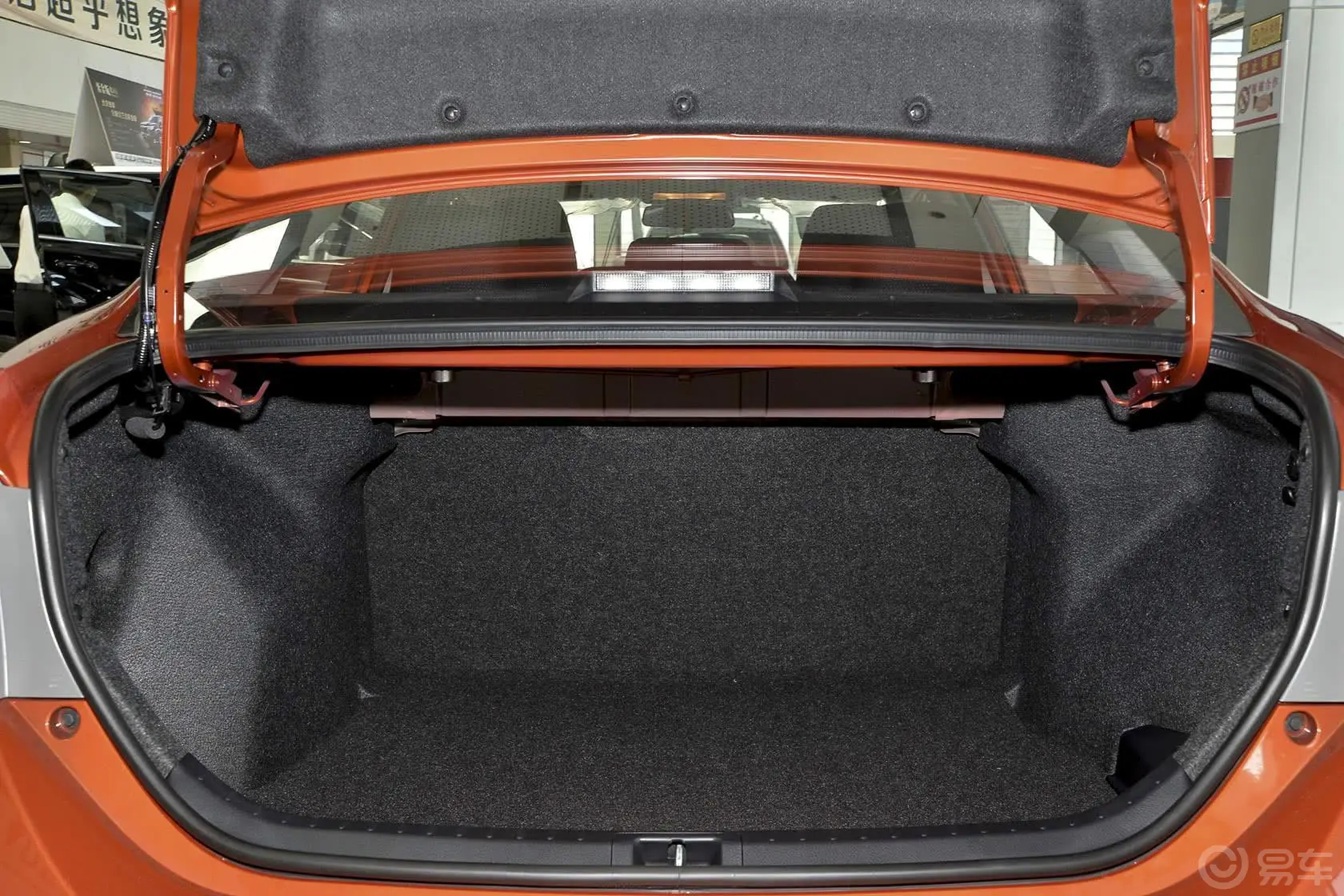 雷凌1.6G CVT 橙色限量版行李箱空间