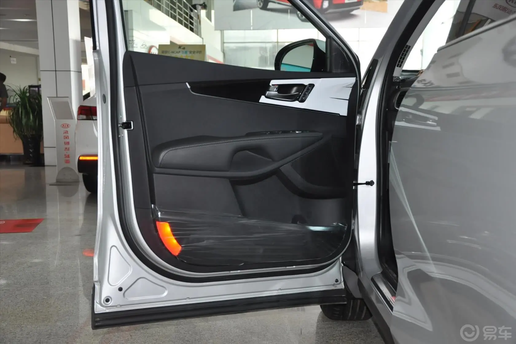 索兰托索兰托L 2.0T GDI  汽油 4WD 尊贵版 五座 国V驾驶员侧车门内门板
