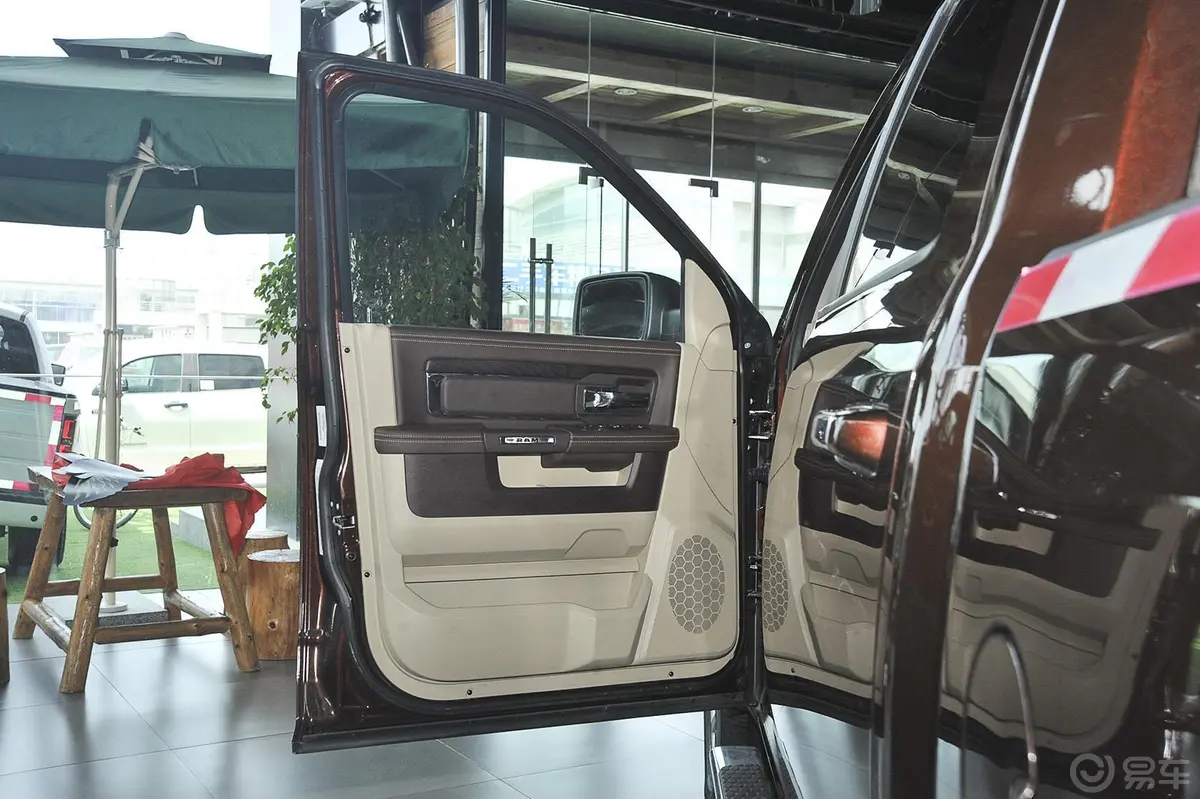 RAM Trucks长角号 5.7L 自动 美规版驾驶员侧车门内门板