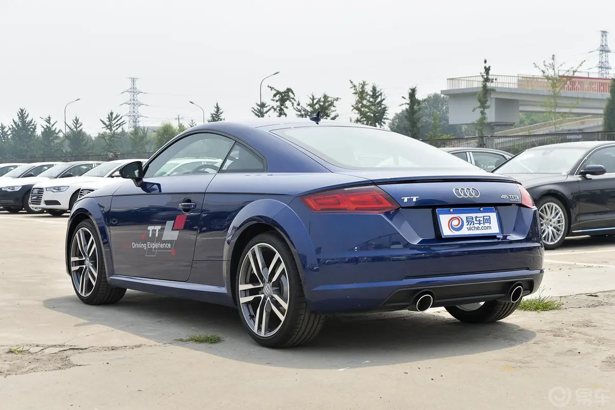 奥迪TTCoupe 45 TFSI quattro侧后45度车头向左水平