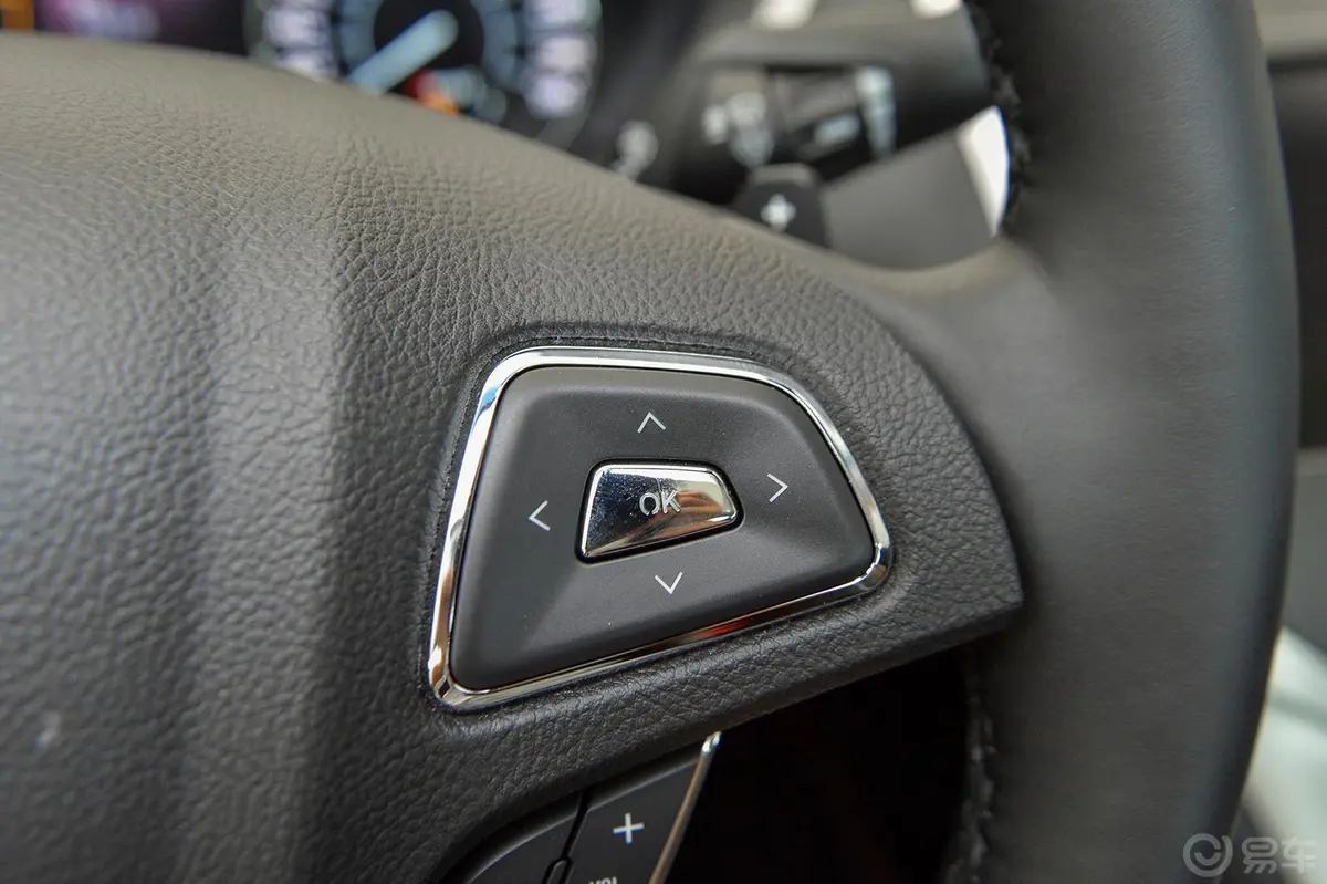 林肯MKZ2.0T 尊耀版方向盘功能键（右）