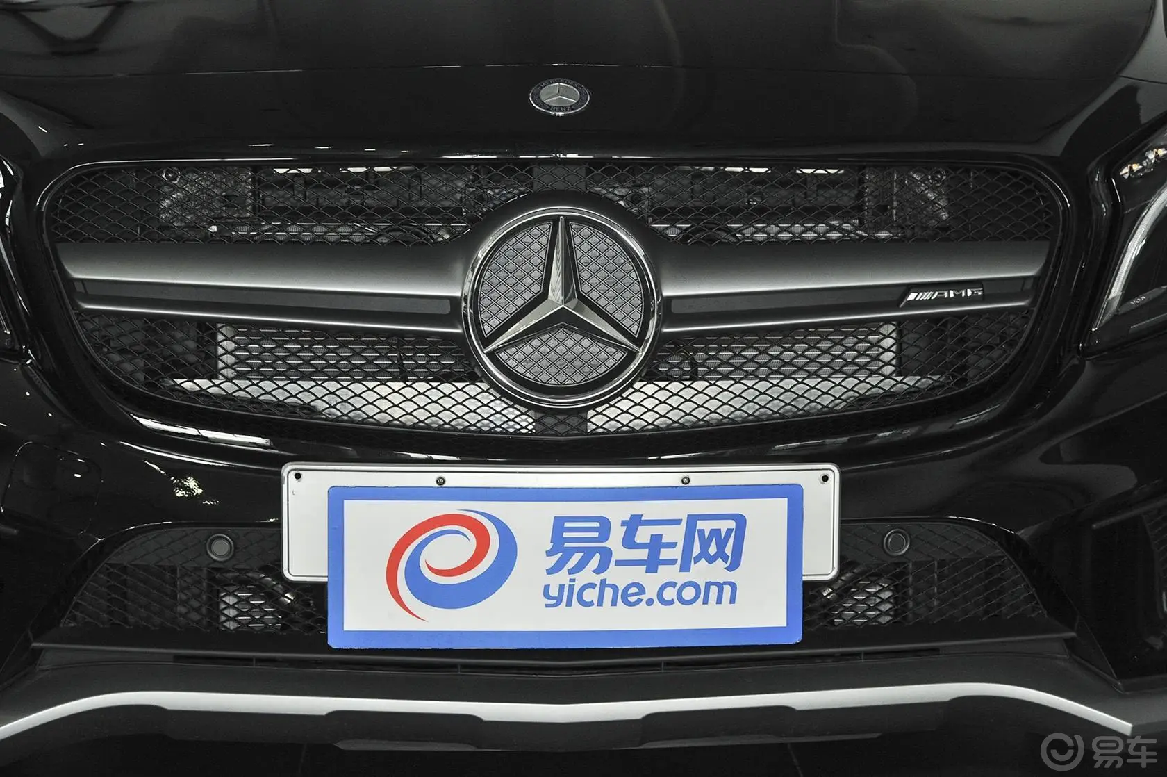 奔驰GLA AMGGLA 45 AMG 4MATIC前格栅侧俯拍