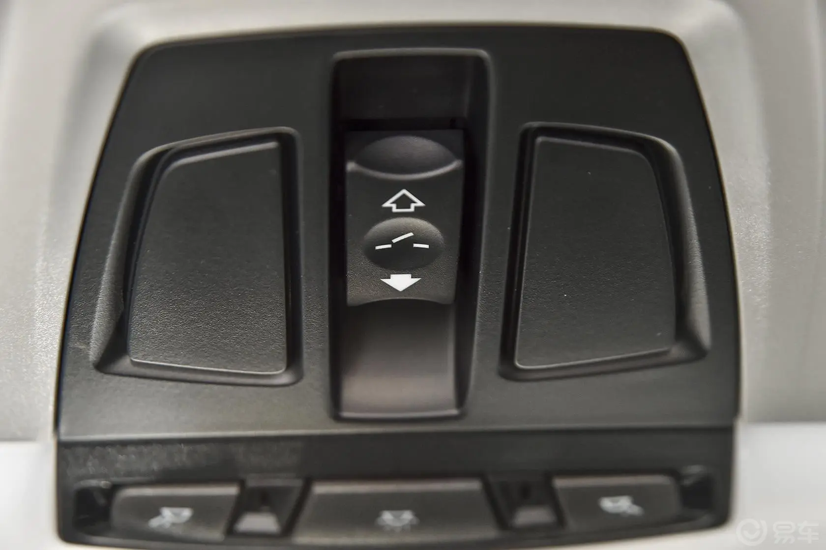 宝马3系GT320i 领先型天窗控制开关（前）