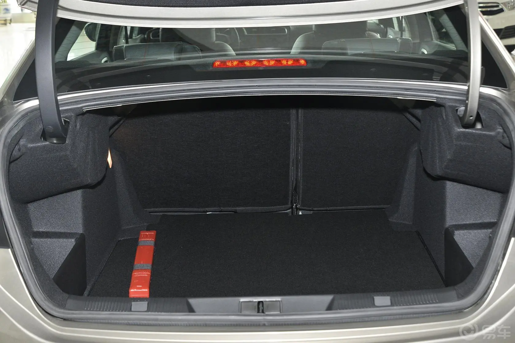 雪铁龙C4L1.8L 自动 尊贵版行李箱空间