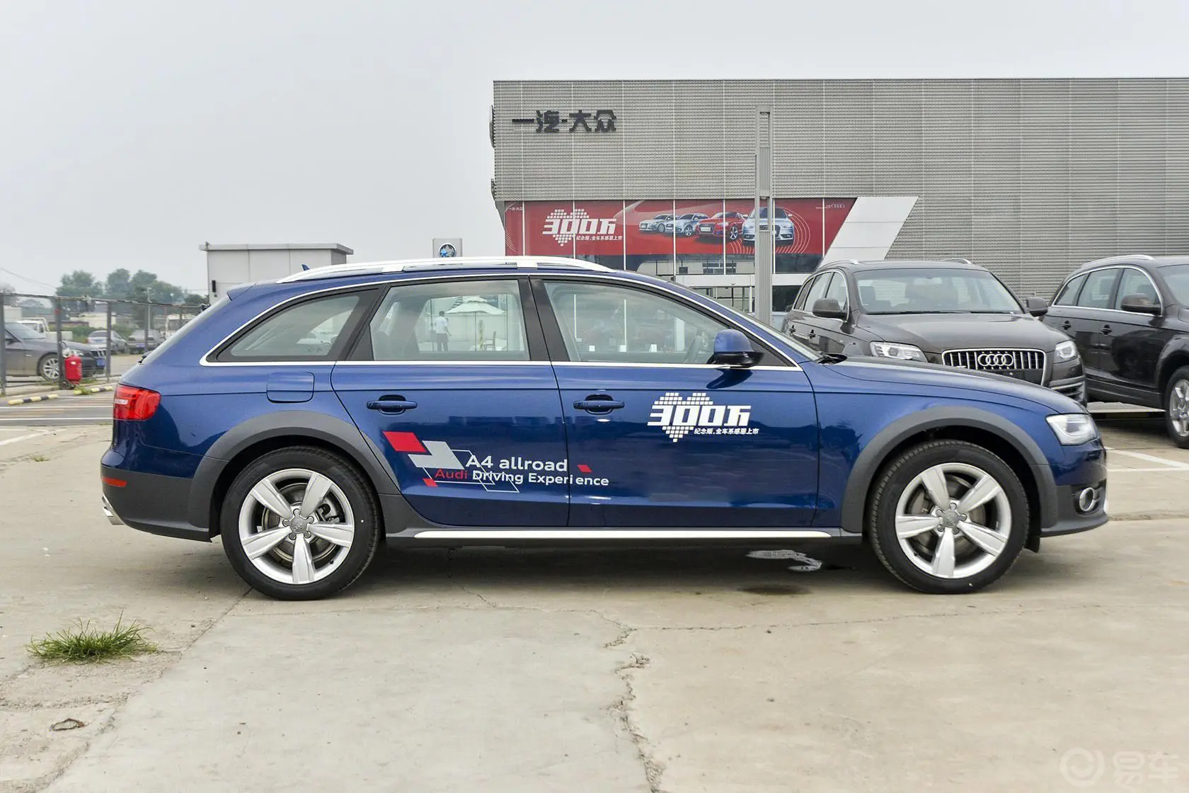 奥迪A4(进口)40TFSI allroad quattro正侧车头向右水平