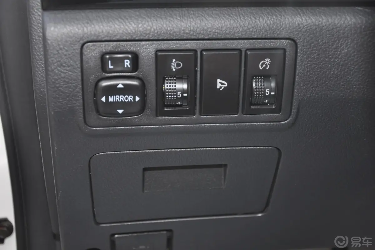 揽福1.9T 手动 柴油 四驱 豪华型外后视镜控制键