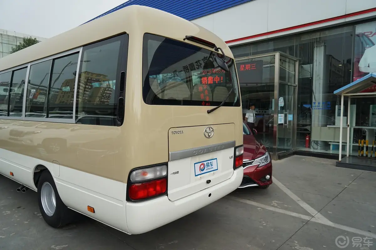 柯斯达高级车 2.7L TRB53L-ZCMSK 20座车尾局部