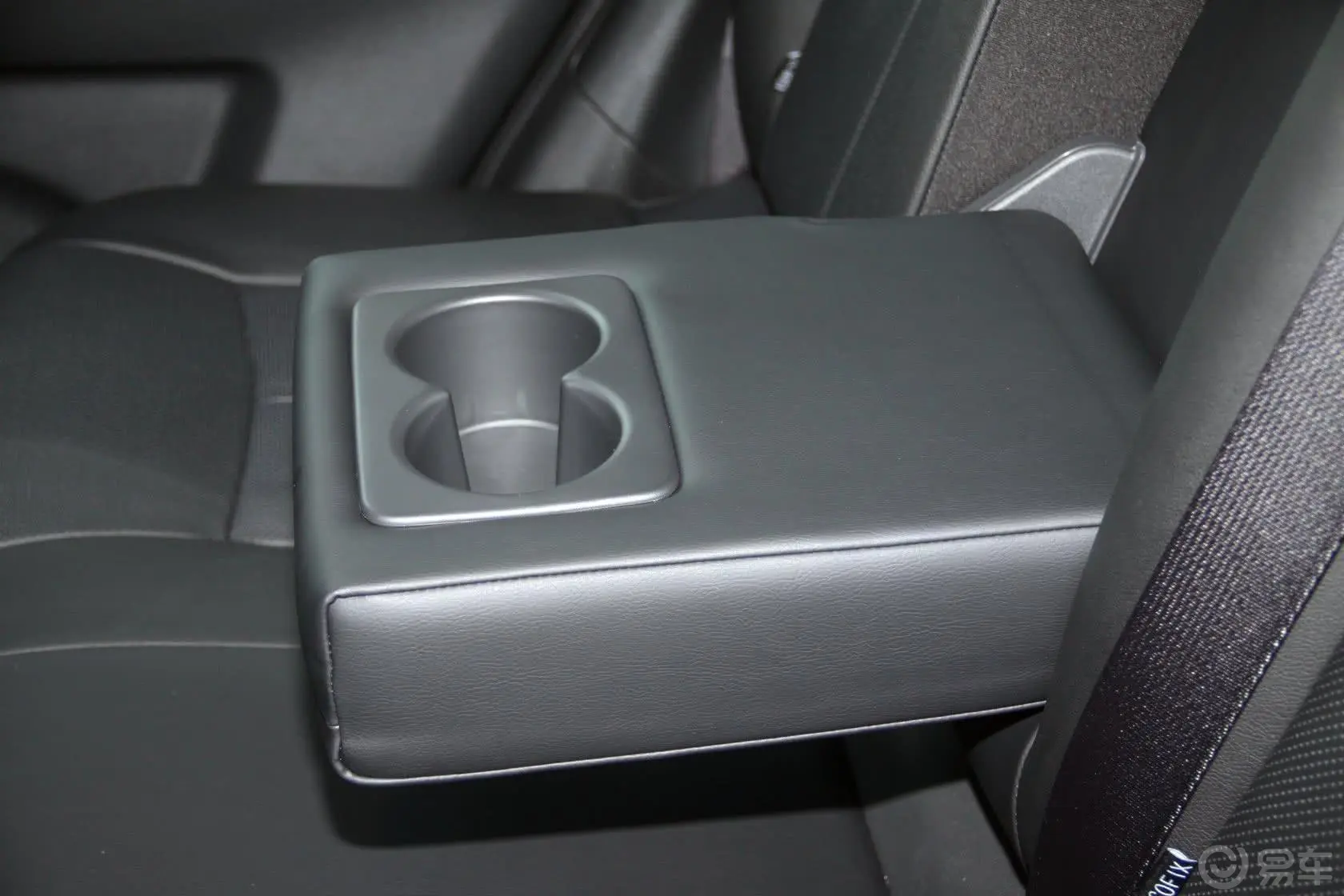 奇骏2.0L CVT 舒适MAX版 两驱后排扶手