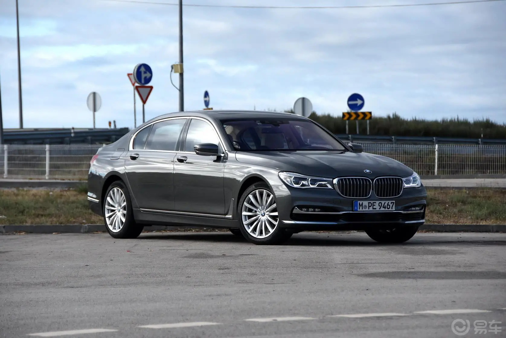 宝马7系750Li xDrive 四座版侧前45度车头向右水平