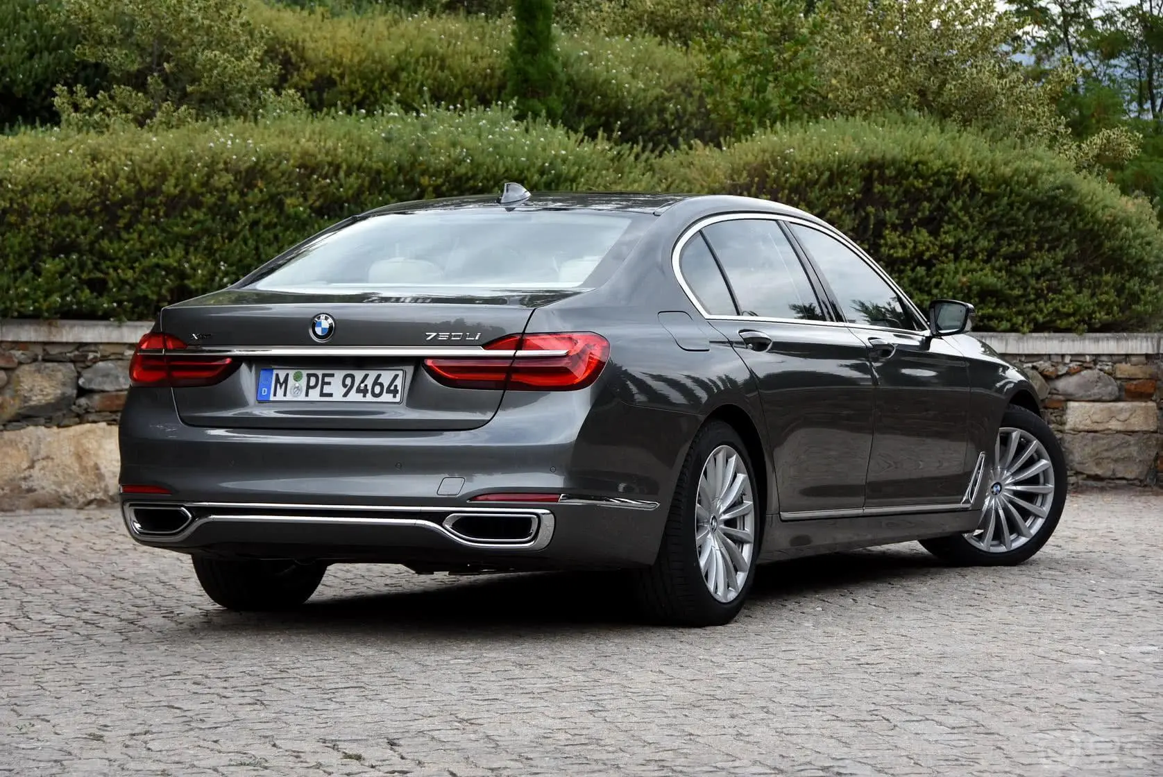 宝马7系750Li xDrive 四座版外观