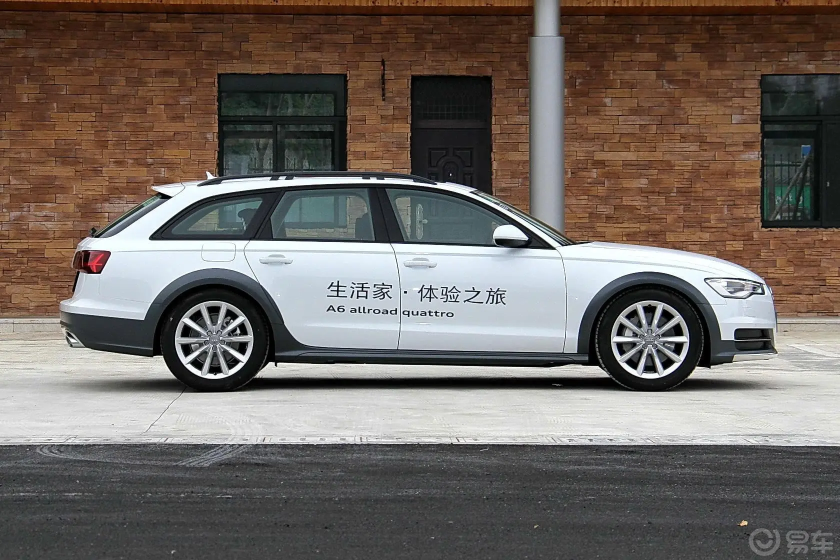 奥迪A6allroad quattro正侧车头向右水平