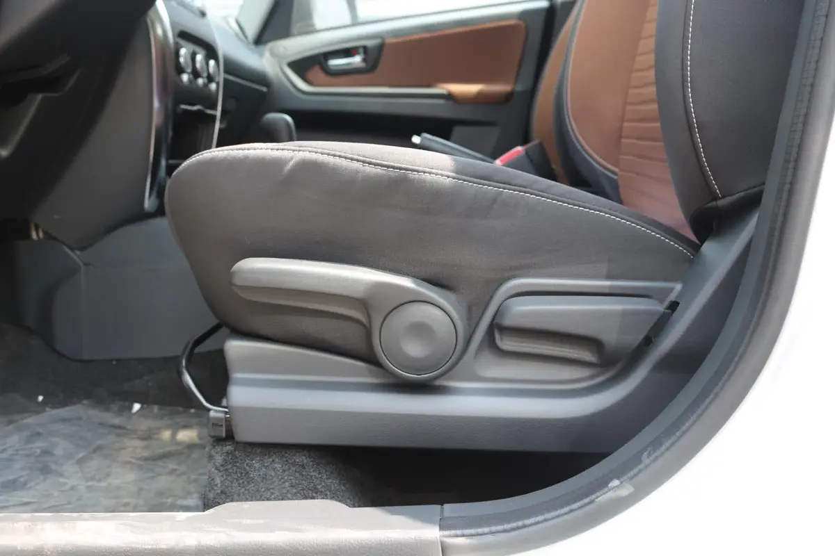 天语 SX4两厢 1.6L 自动 酷锐限定版座椅调节键