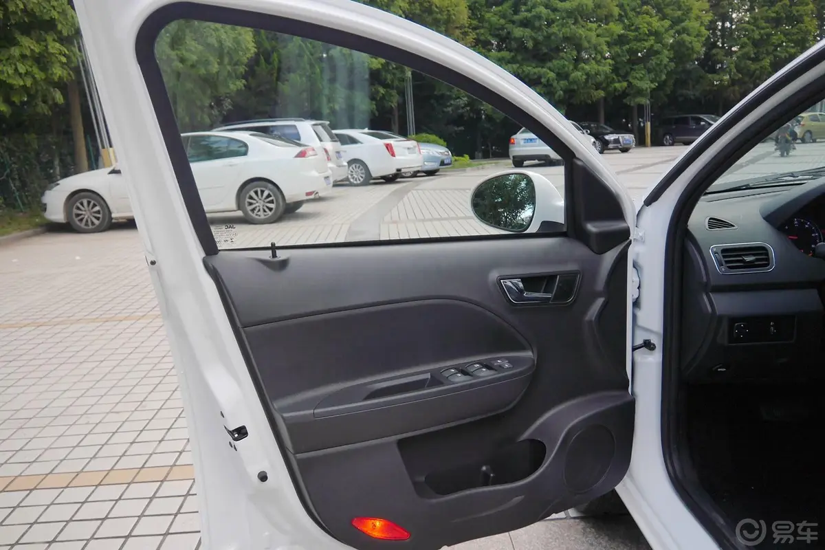 江淮iEViEV4 豪华智能型驾驶员侧车门内门板