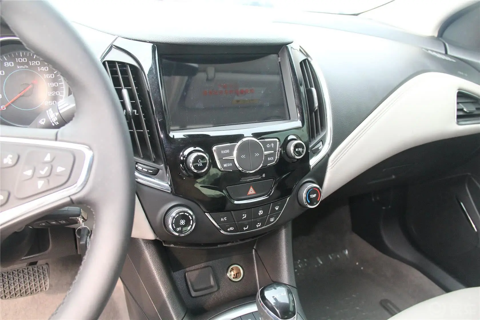 科鲁兹三厢 1.4T 自动豪华版中控台驾驶员方向