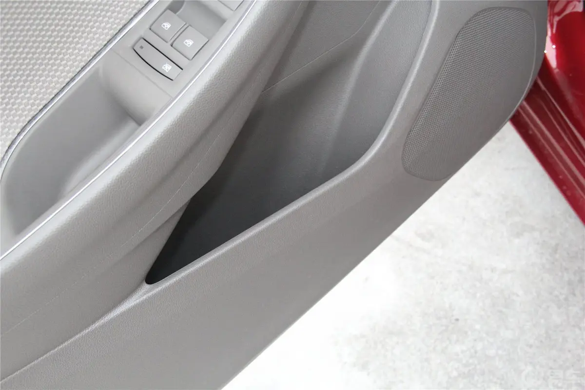 科鲁兹三厢 1.5L 自动时尚天窗版驾驶员门储物盒