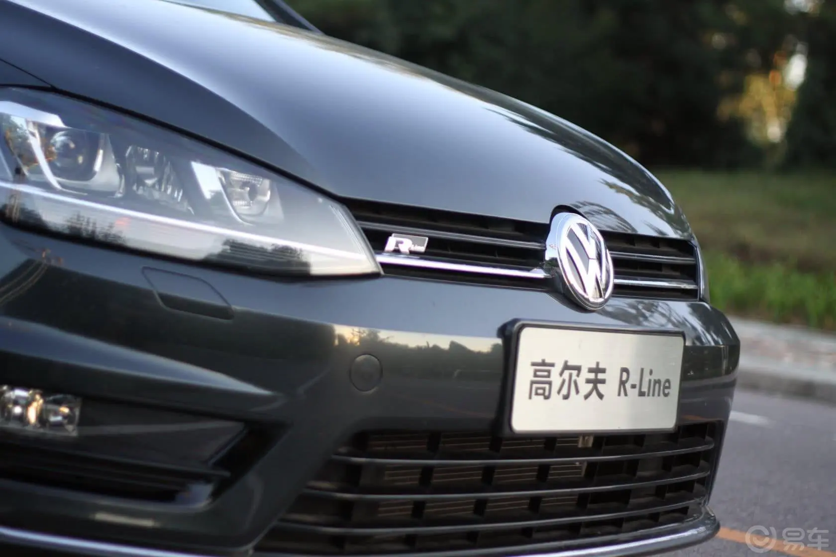 高尔夫1.4TSI 自动 R-Line前格栅侧俯拍