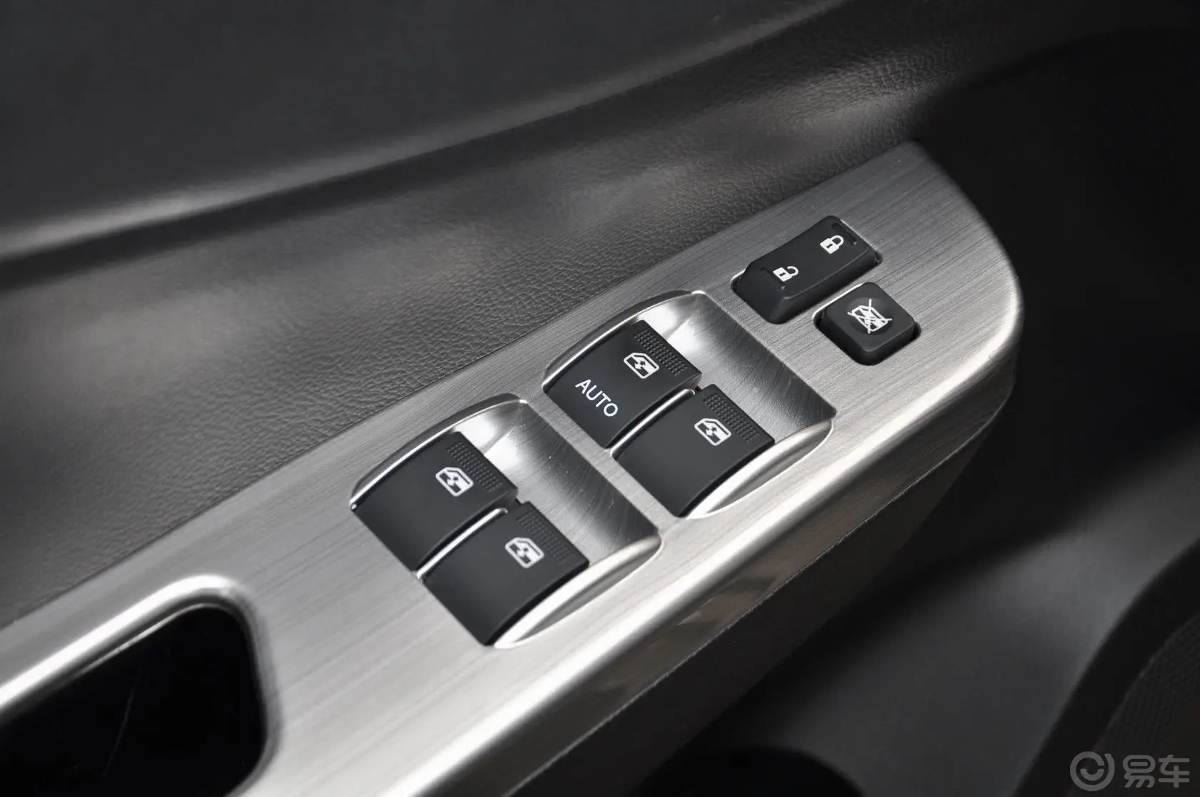 风行S5001.6L 手动 尊贵版车窗升降键