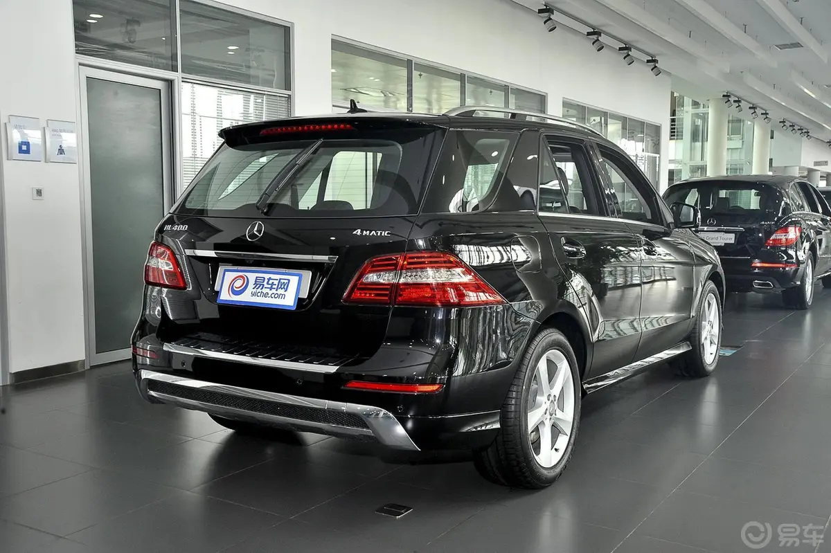 奔驰M级ML400 4MATIC 动感型侧后45度车头向右水平