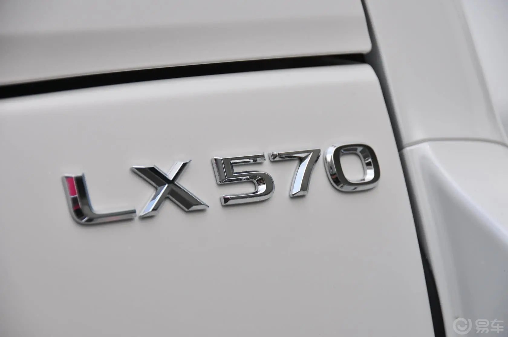 雷克萨斯LXLX 570 动感豪华版尾标