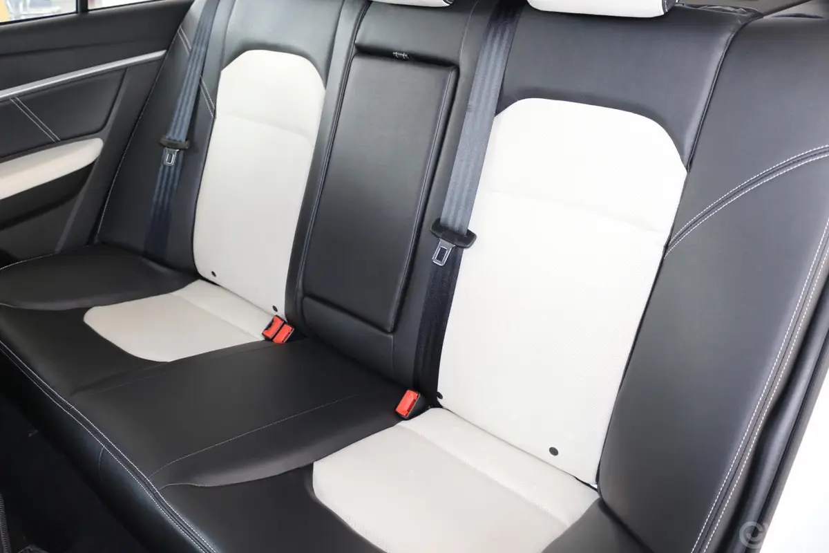 帝豪RS 1.5L 5MT 向上版后排座椅