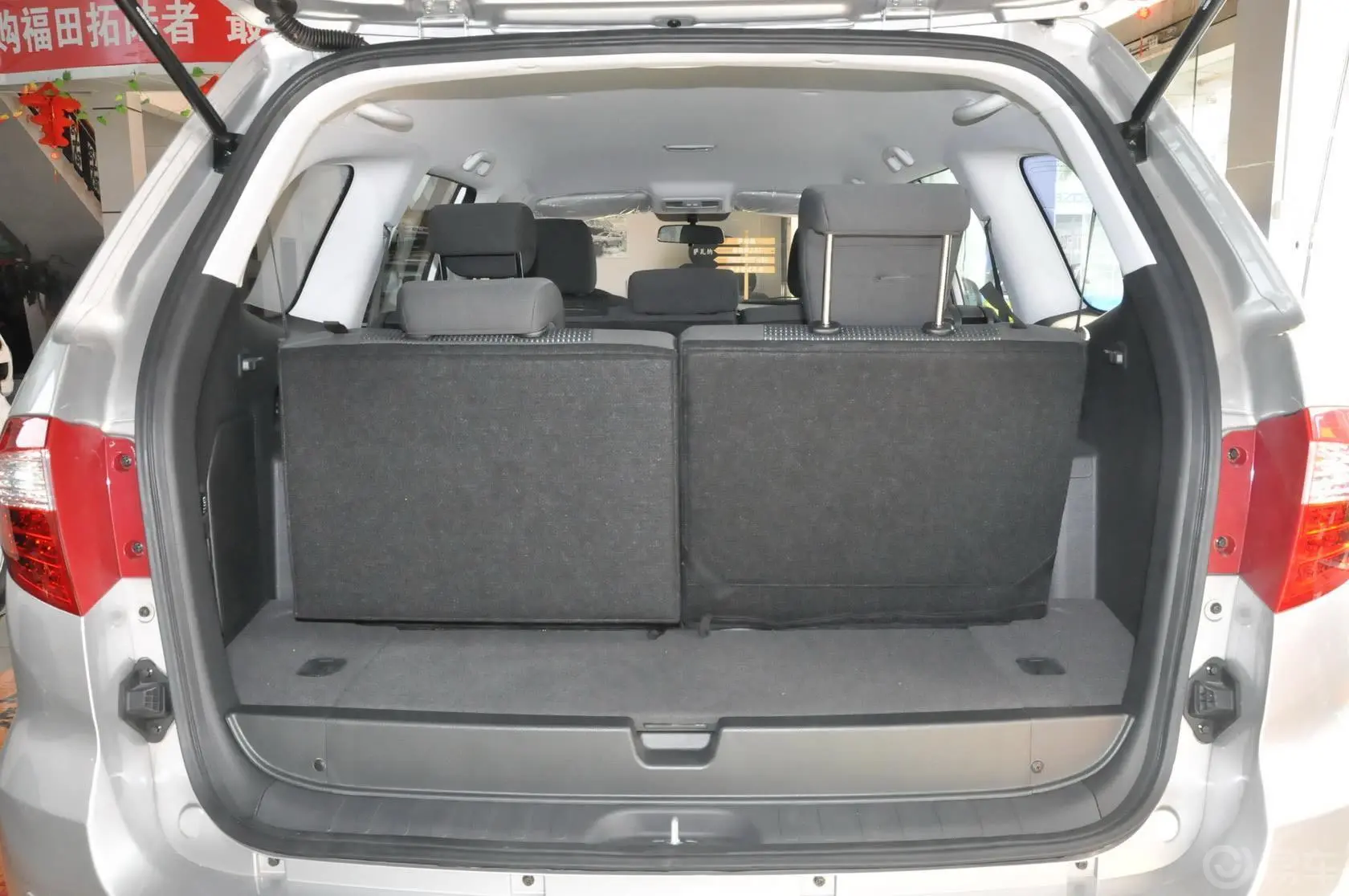 萨瓦纳2.0T 两驱汽油豪华版7座行李箱空间