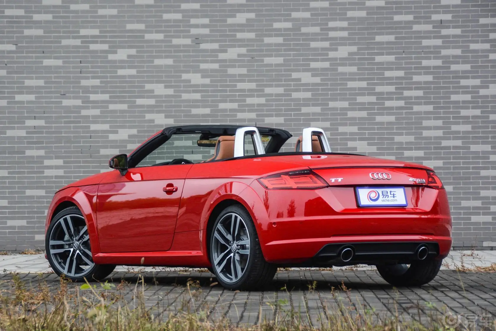 奥迪TTRoadster 45 TFSI quattro侧后45度车头向左水平