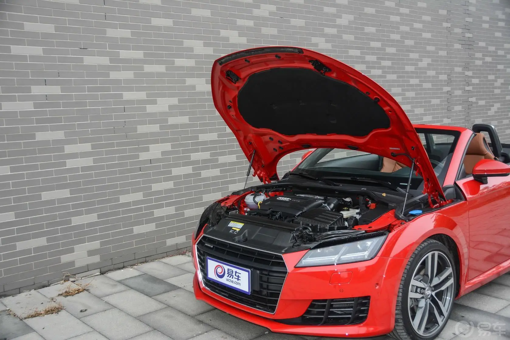 奥迪TTRoadster 45 TFSI quattro发动机盖开启