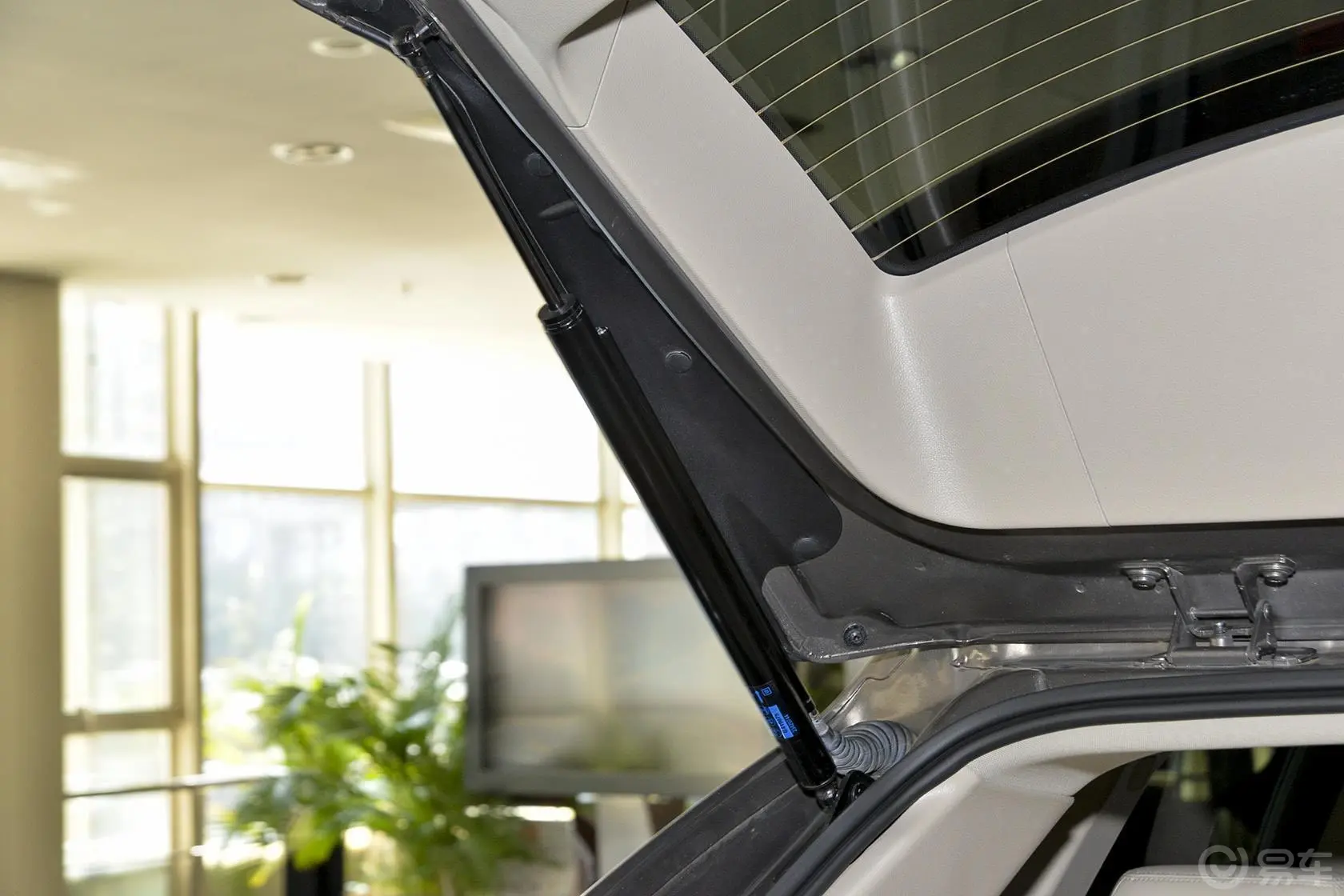 凯迪拉克SRX3.0L 手自一体 领先型行李厢支撑杆