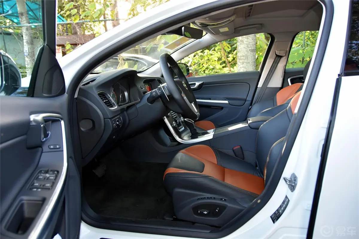 沃尔沃V60Cross Country 2.5T T6 AWD前排空间